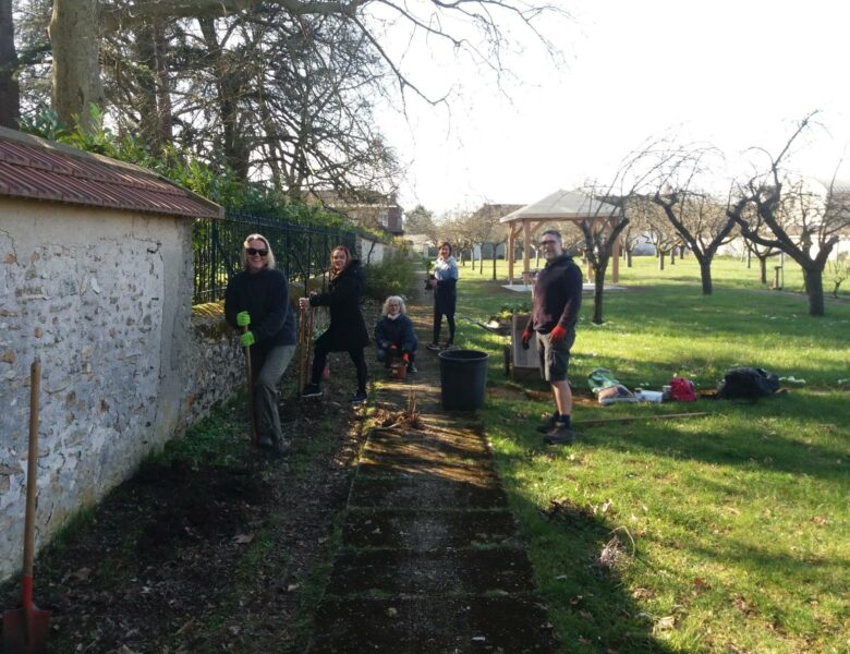 Plantations au parc Chausssy dans le verger des compagnons d&rsquo;Irminon