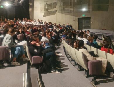Les Coquelicombs interpellent les élèves du lycée Galilée à l&rsquo;occasion de la projection du film documentaire « Douce France » à la Coupole