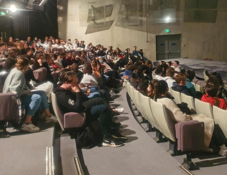 Les Coquelicombs interpellent les élèves du lycée Galilée à l&rsquo;occasion de la projection du film documentaire « Douce France » à la Coupole